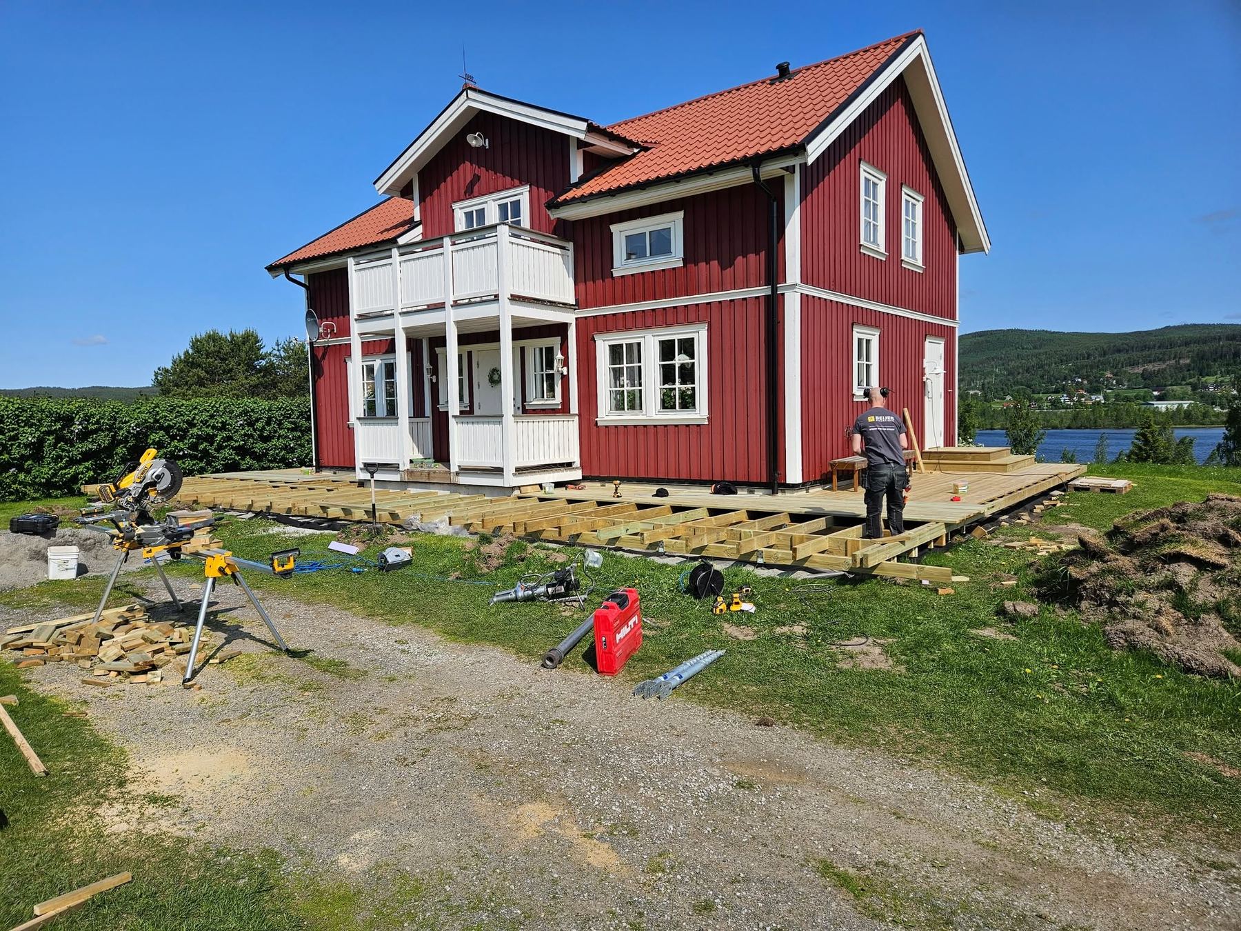 Ny altan byggs runt en röd villa vid vattnet